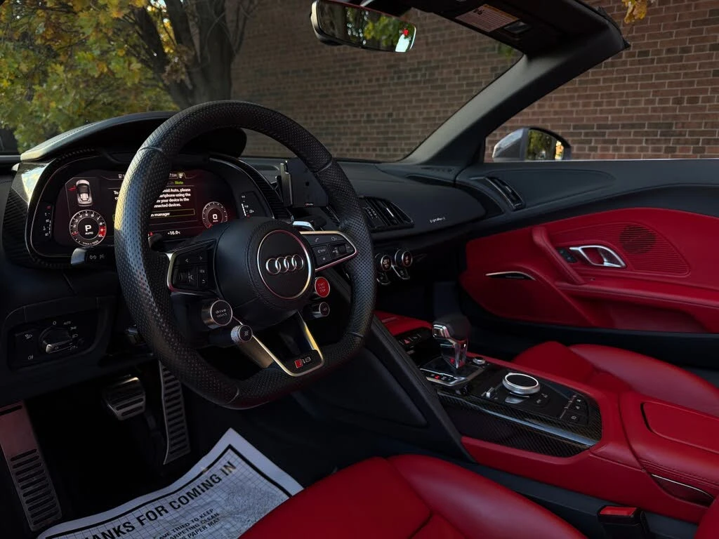 Audi R8 * SPYDER* * HeadUp* AвтоКредит* (ЦЕНА ДО БГ), снимка 14 - Автомобили и джипове - 53831090