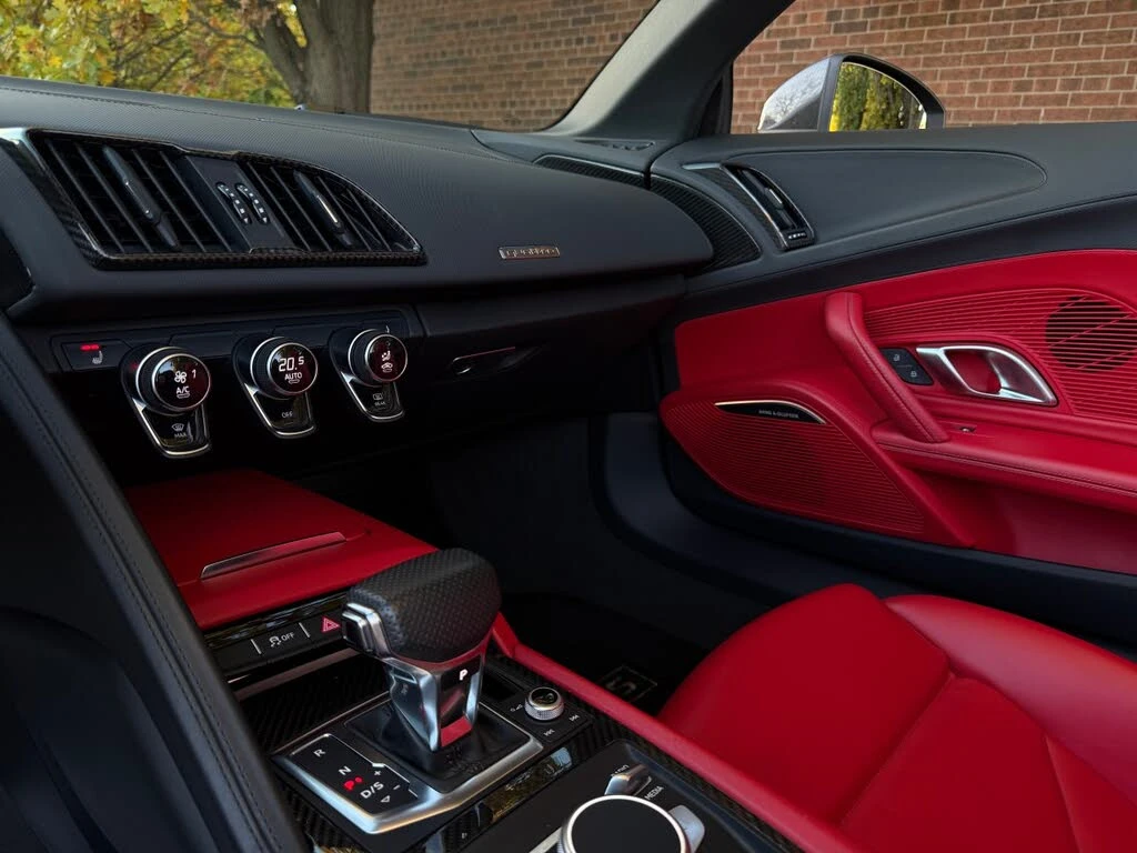 Audi R8 * SPYDER* * HeadUp* AвтоКредит* (ЦЕНА ДО БГ), снимка 15 - Автомобили и джипове - 53831090