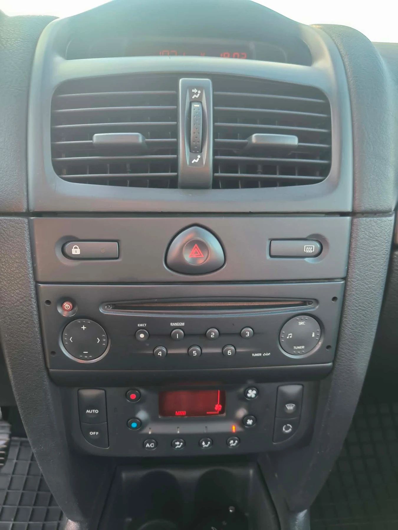 Renault Clio 1.5 DCI 82кс, снимка 7 - Автомобили и джипове - 55911268
