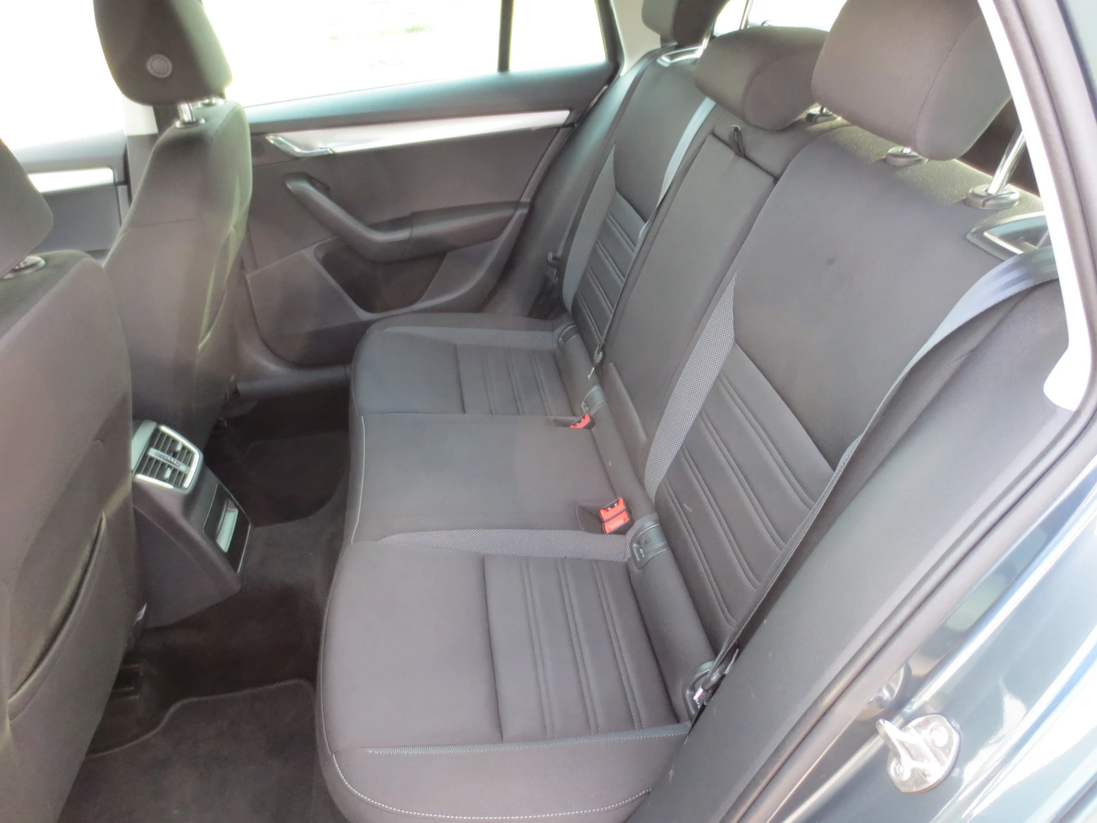 Skoda Octavia 1.6 TDI, снимка 11 - Автомобили и джипове - 56658305