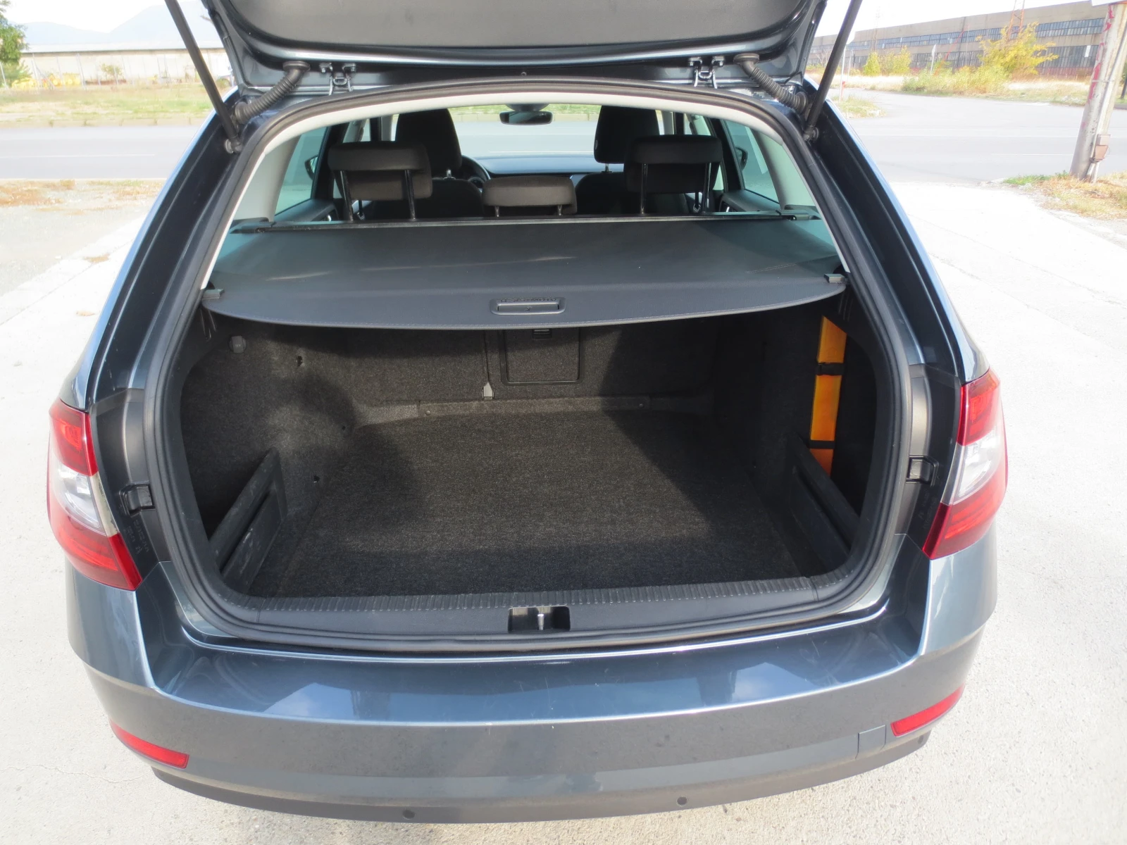 Skoda Octavia 1.6 TDI, снимка 16 - Автомобили и джипове - 56658305