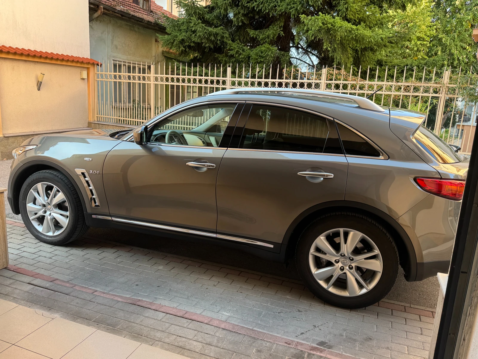 Infiniti QX70 64 000 км - изображение 3