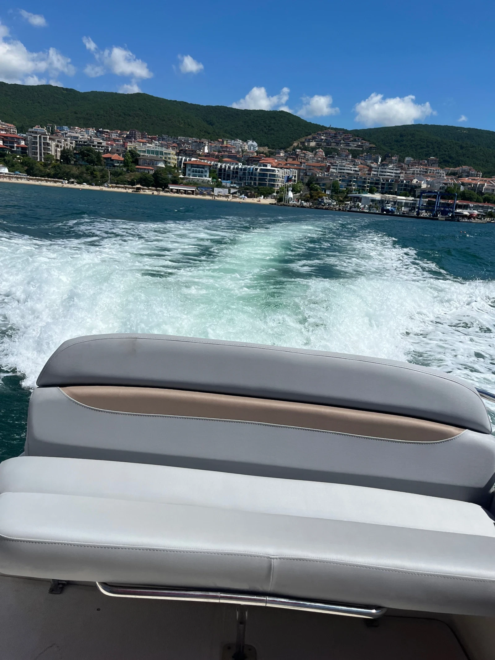 Моторна яхта Regal Regal 2660, снимка 5 - Воден транспорт - 54139376