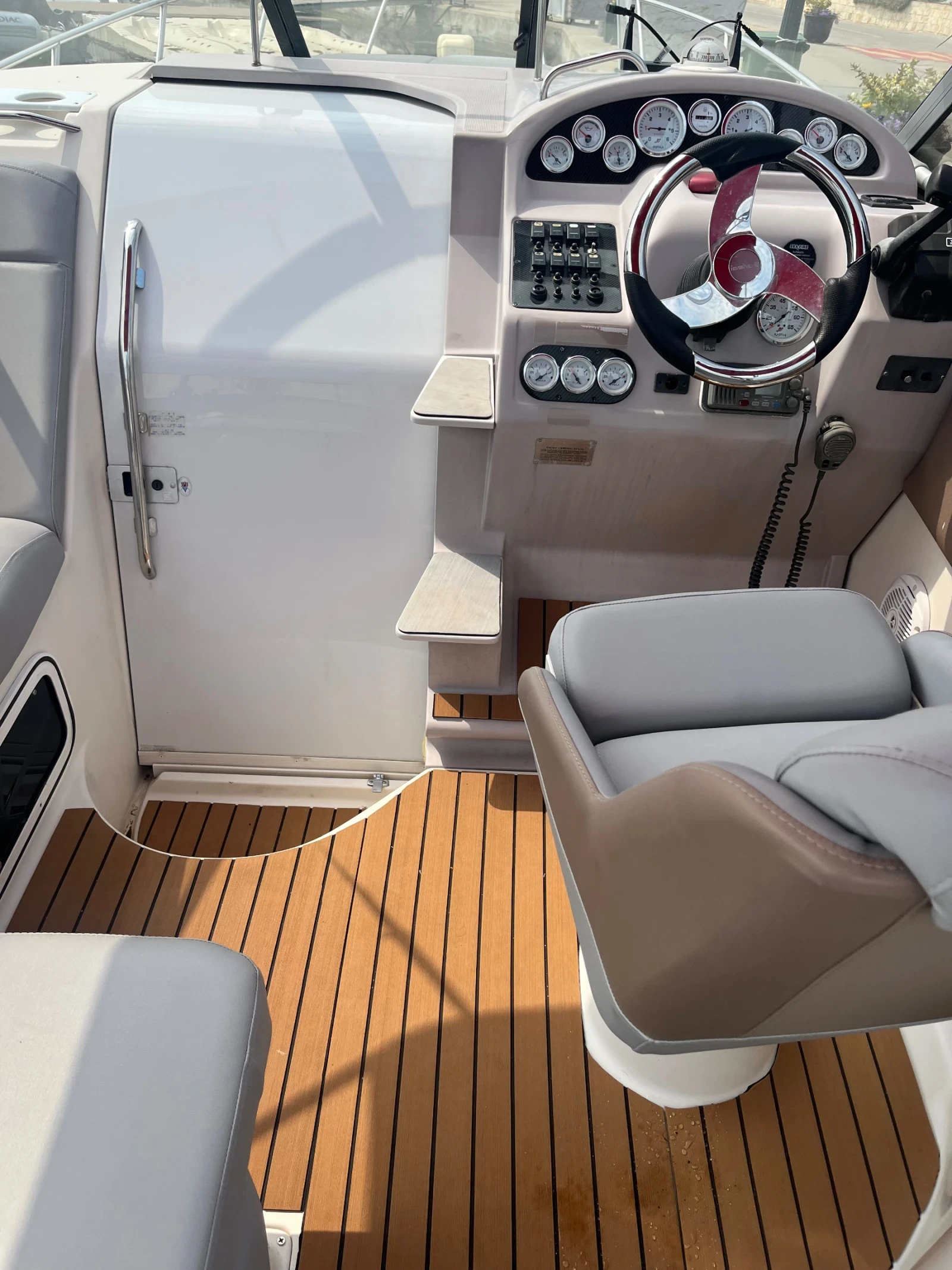 Моторна яхта Regal Regal 2660, снимка 10 - Воден транспорт - 54139376