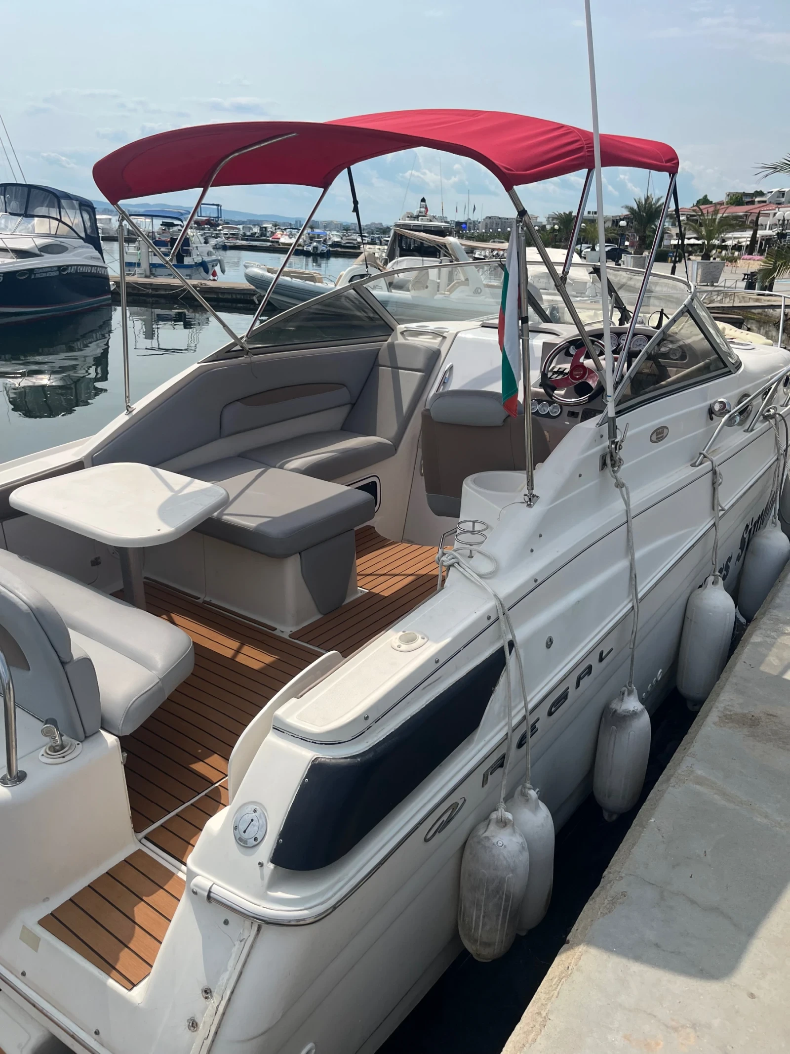 Моторна яхта Regal Regal 2660