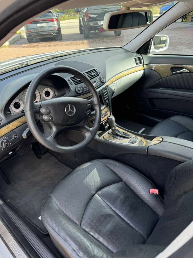 Mercedes-Benz E 320, снимка 5 - Автомобили и джипове - 47643369