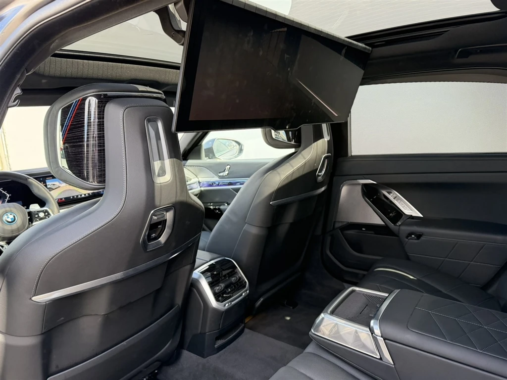 BMW 750 xDrive Sedan, снимка 11 - Автомобили и джипове - 53712786