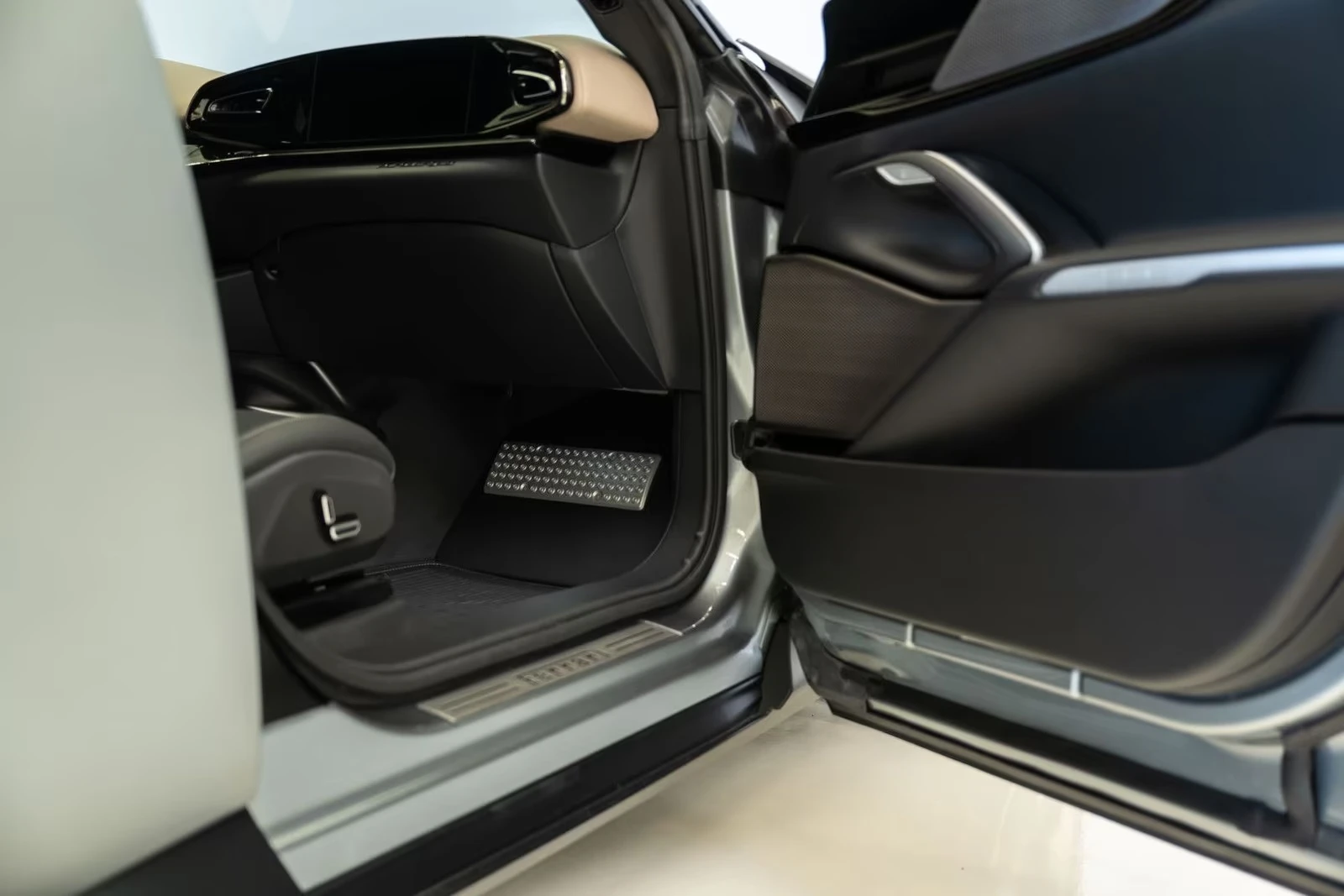 Ferrari Purosangue 6.5 V12 / AIR / MATRIX / PANO / BURM / 360 /  | Mobile.bg � ����������� 6