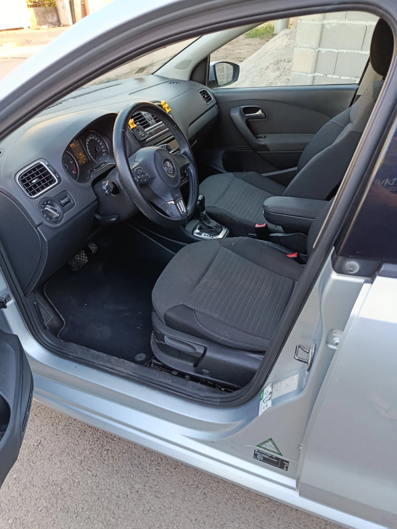 VW Polo 1.6 tdi 90кс автоматик, снимка 12 - Автомобили и джипове - 55482134
