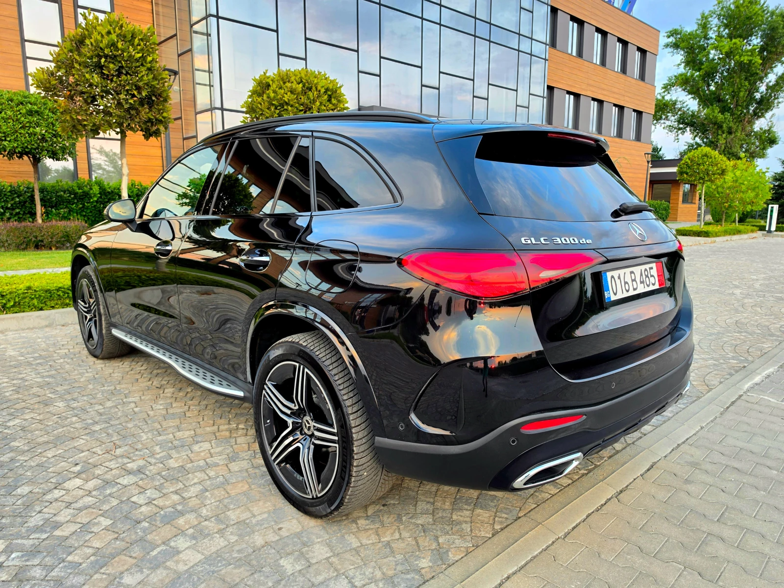 Mercedes-Benz GLC 300 300DE* 4MATIC* PLUG-IN HYBRID* AMG* LINE 9G-TRONIC, снимка 7 - Автомобили и джипове - 55343628