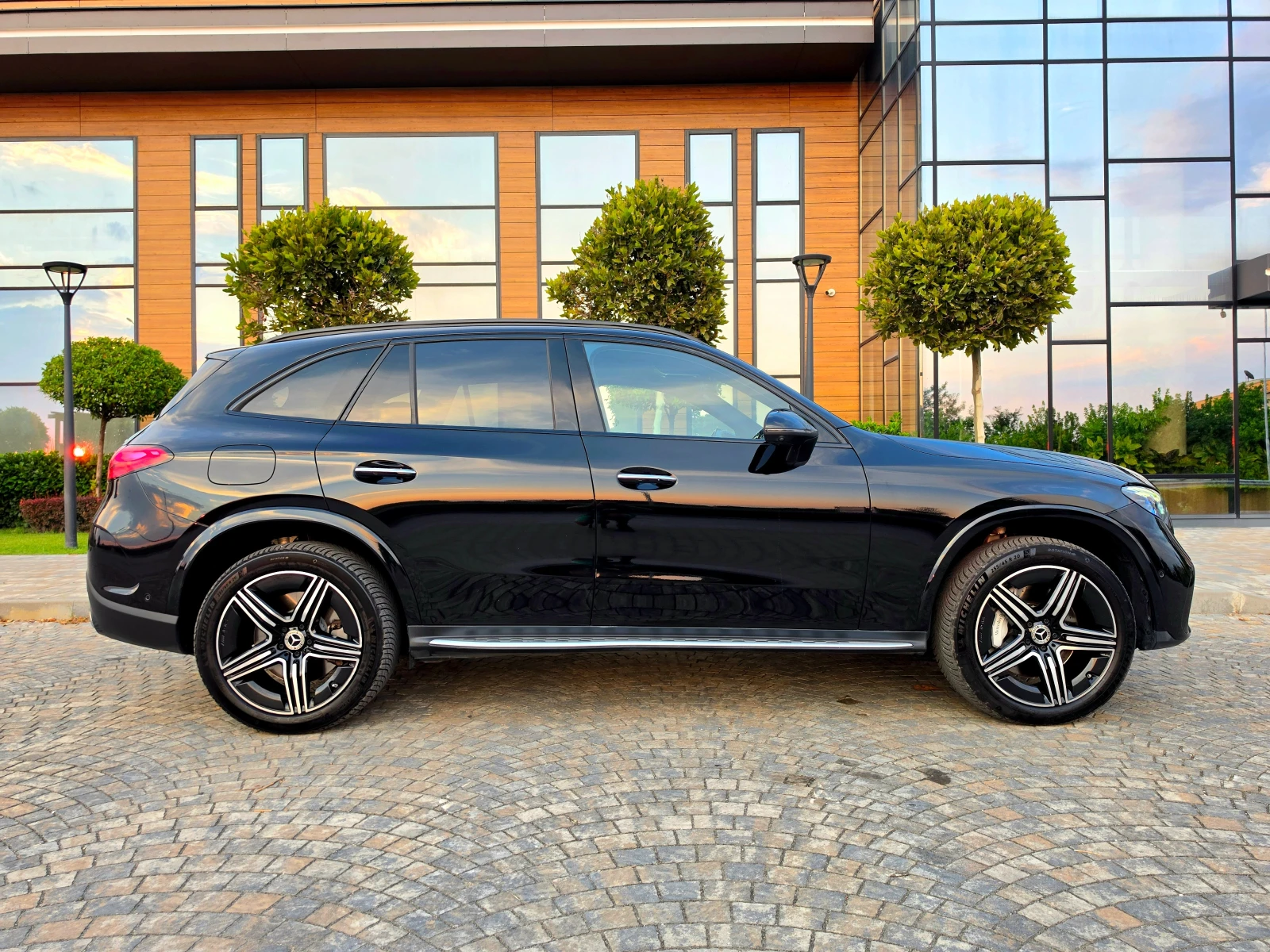Mercedes-Benz GLC 300 300DE* 4MATIC* PLUG-IN HYBRID* AMG* LINE 9G-TRONIC, снимка 4 - Автомобили и джипове - 55343628