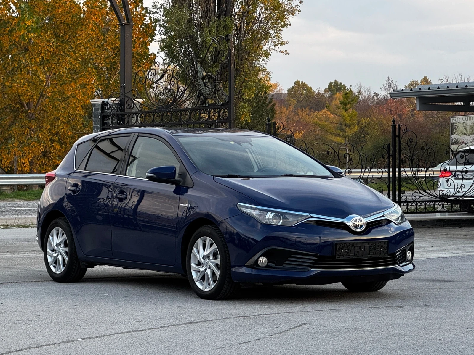 Toyota Auris 1.8i HYBRID ИТАЛИЯ - изображение 6