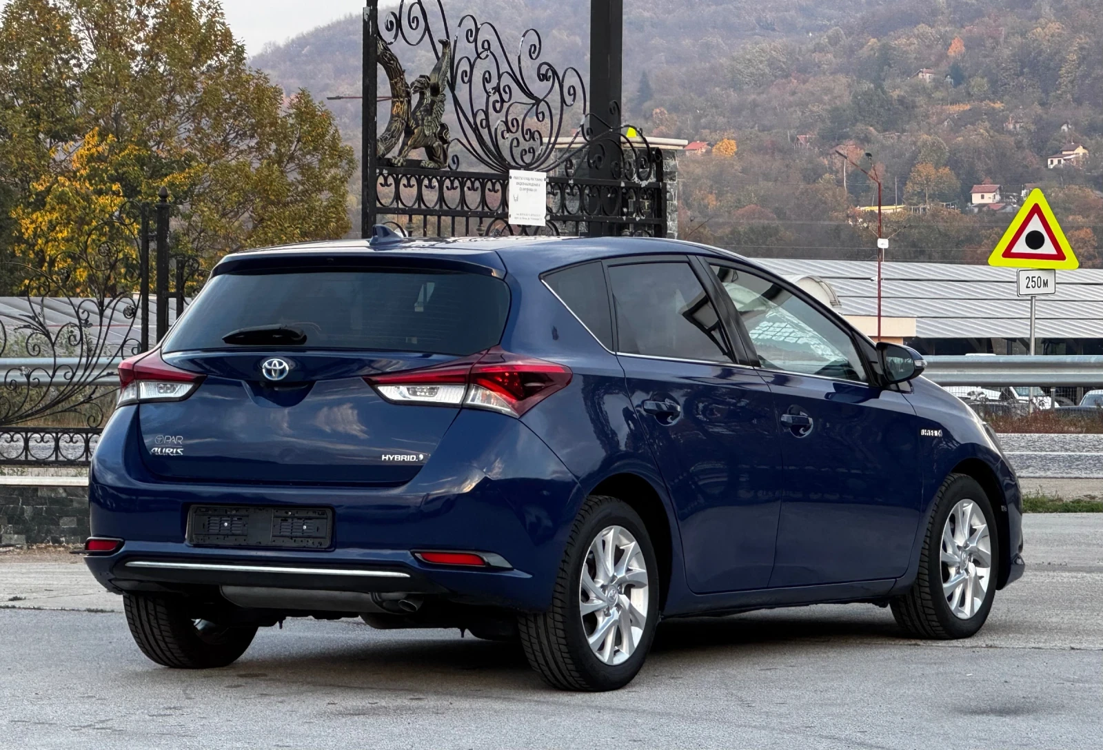 Toyota Auris 1.8i HYBRID ИТАЛИЯ - изображение 4