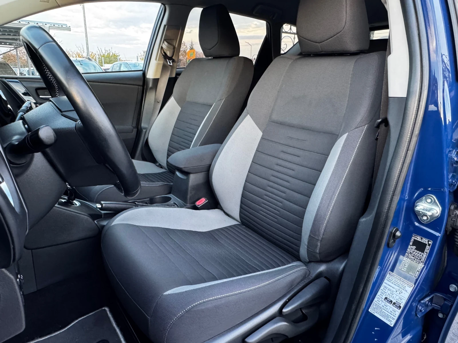 Toyota Auris 1.8i HYBRID ИТАЛИЯ - изображение 8