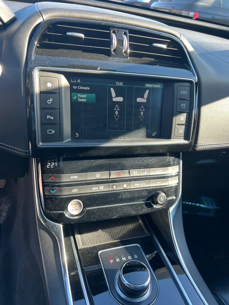 Jaguar XE, снимка 9 - Автомобили и джипове - 52775558