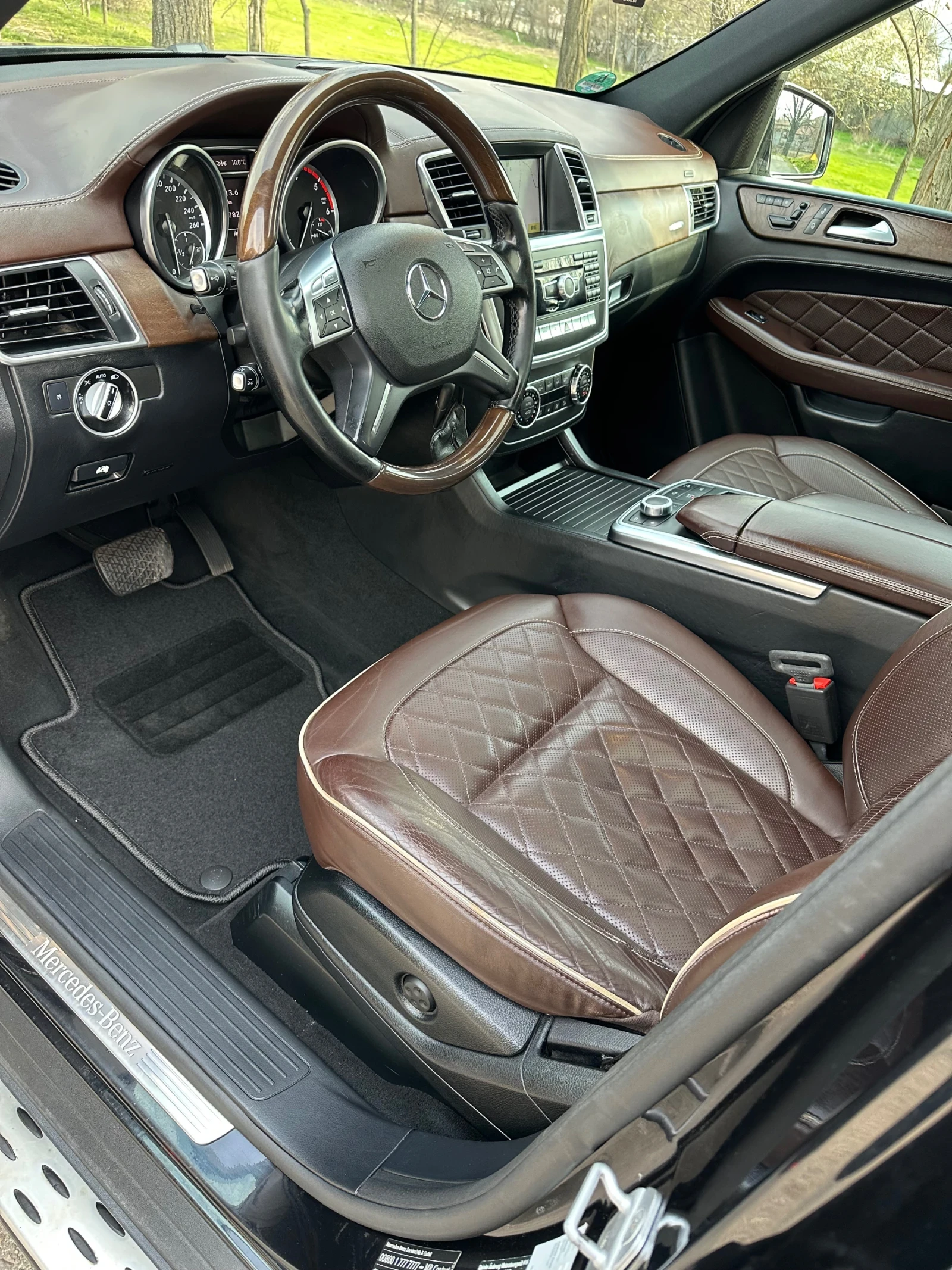 Mercedes-Benz ML 350 AMG/DISTRONIK/EDITION1/DESIGNO, снимка 8 - Автомобили и джипове - 54274593