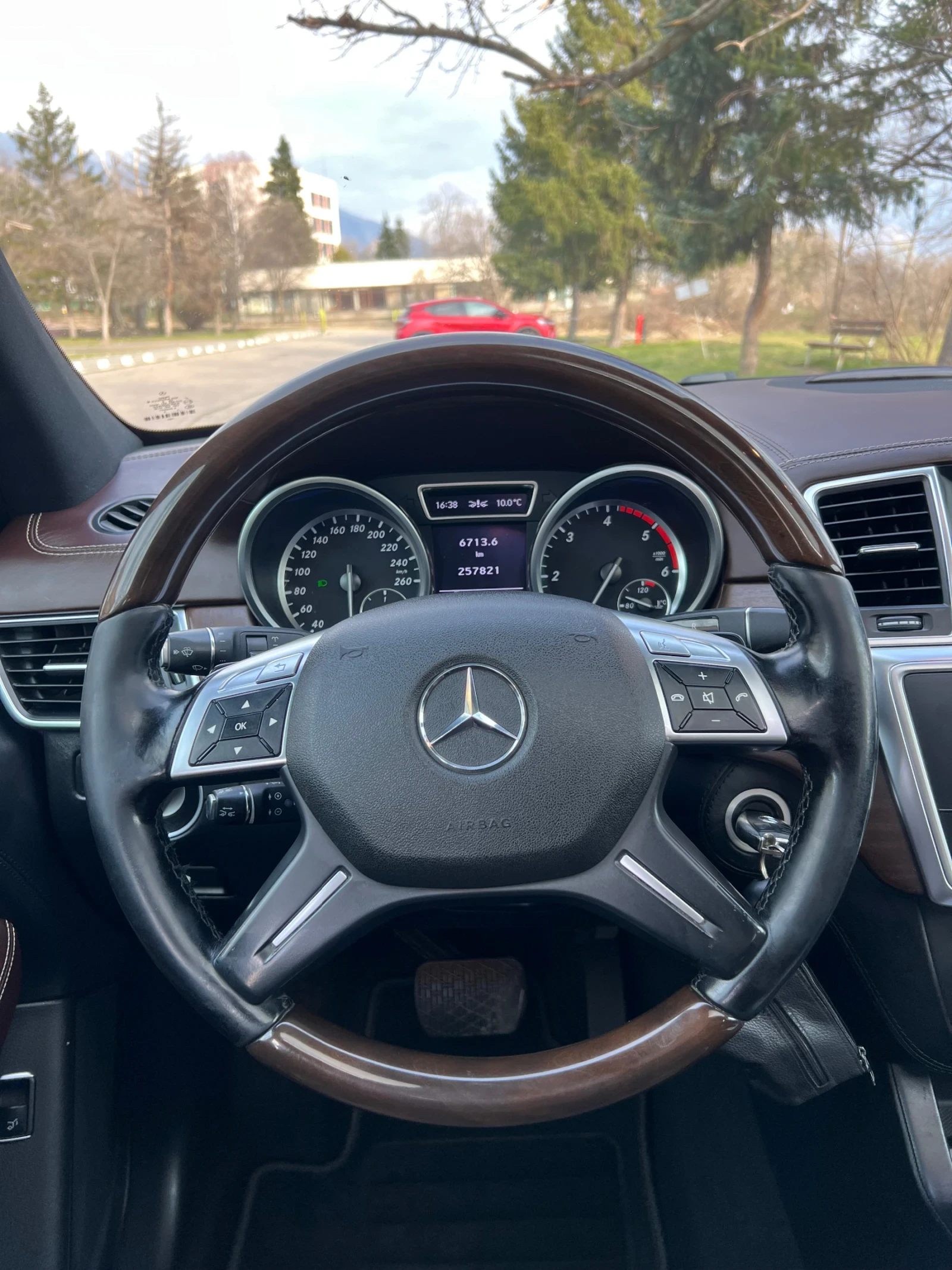 Mercedes-Benz ML 350 AMG/DISTRONIK/EDITION1/DESIGNO, снимка 12 - Автомобили и джипове - 54274593