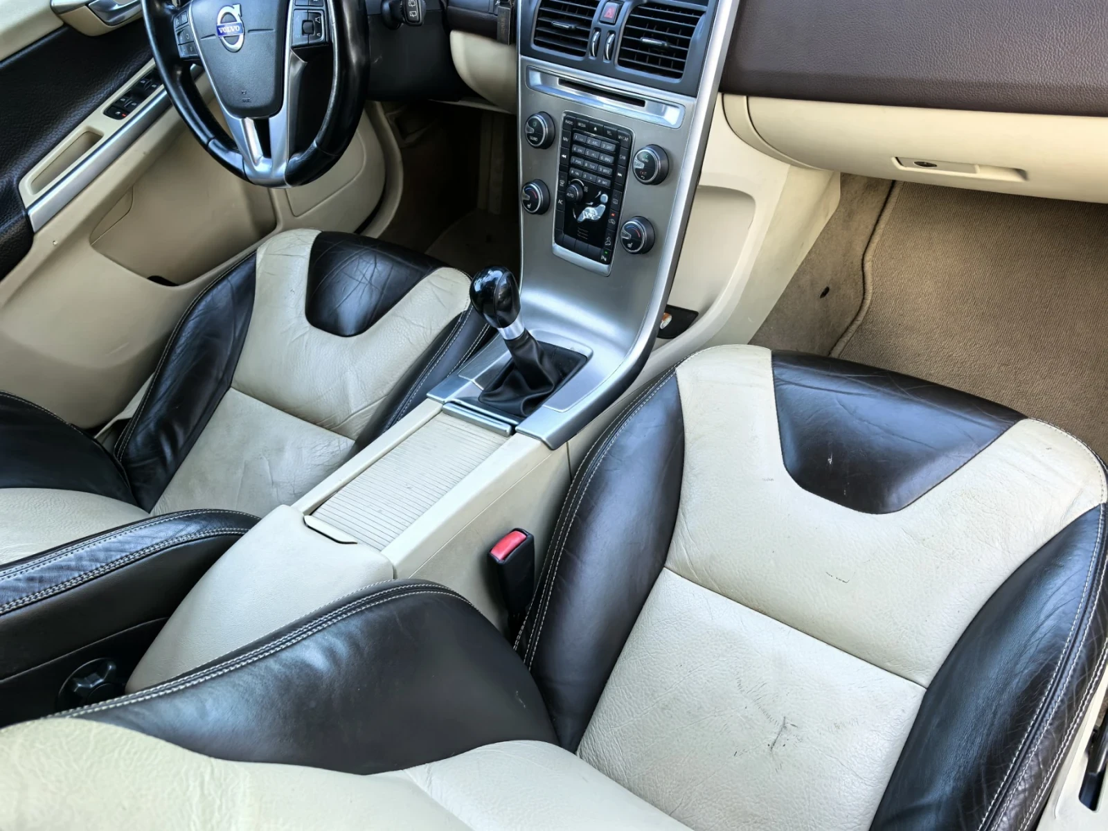 Volvo XC60 AWD, снимка 8 - Автомобили и джипове - 54556401