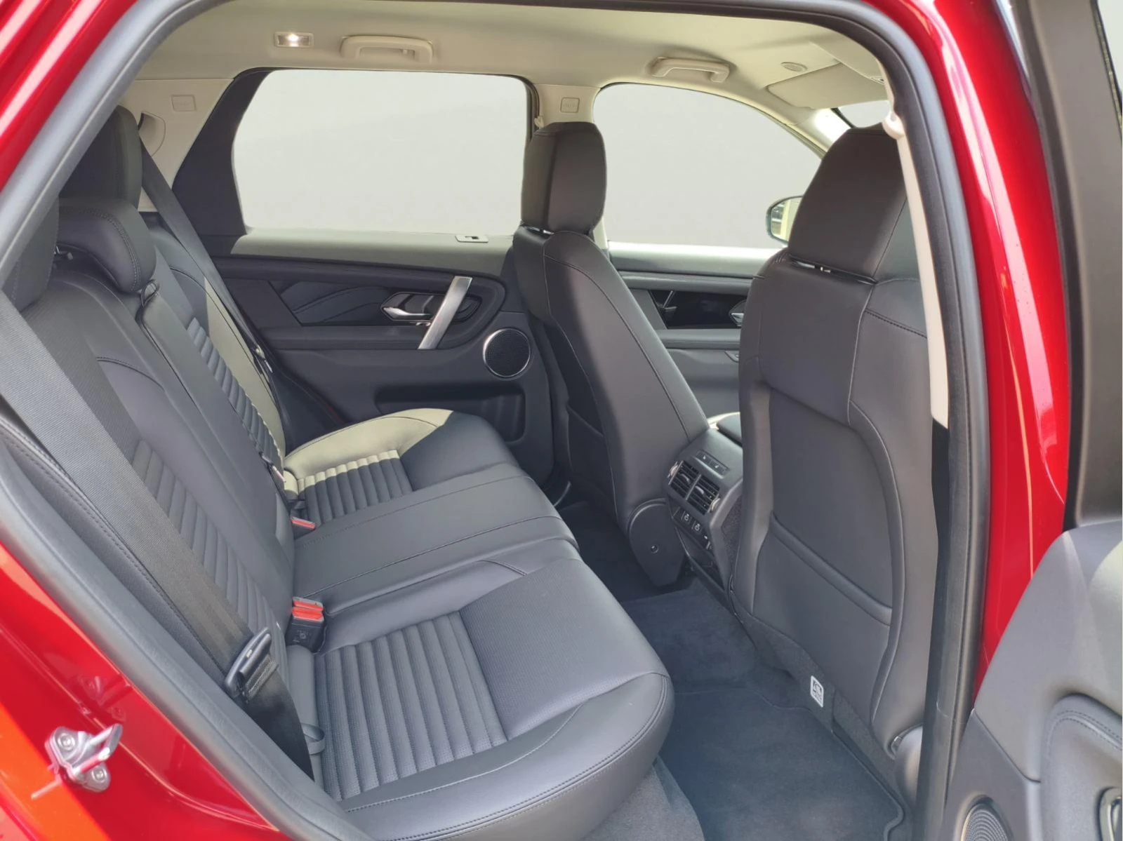 Land Rover Discovery Sport PHEV, снимка 10 - Автомобили и джипове - 54887675