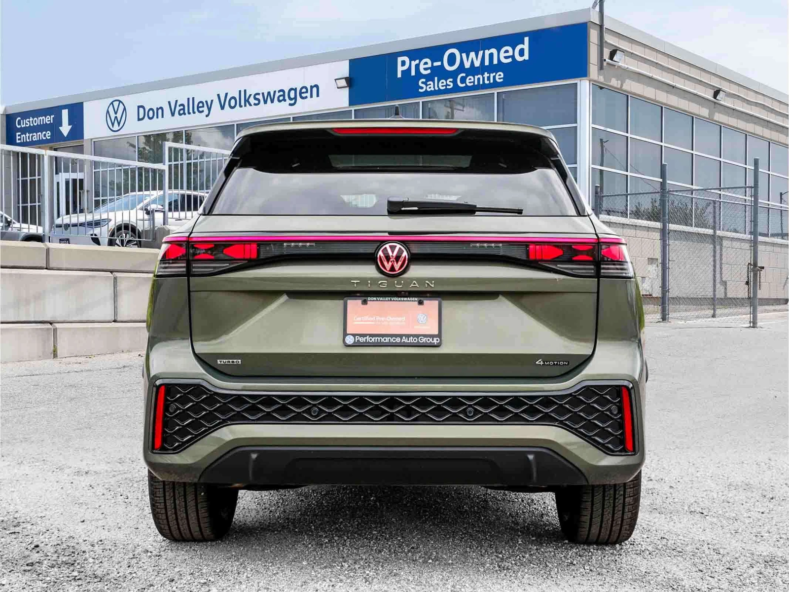VW Tiguan Highline Turbo R-Line / ПОДГРЕВ НА СЕДАЛКИ/ ВОЛАН , снимка 4 - Автомобили и джипове - 56155995