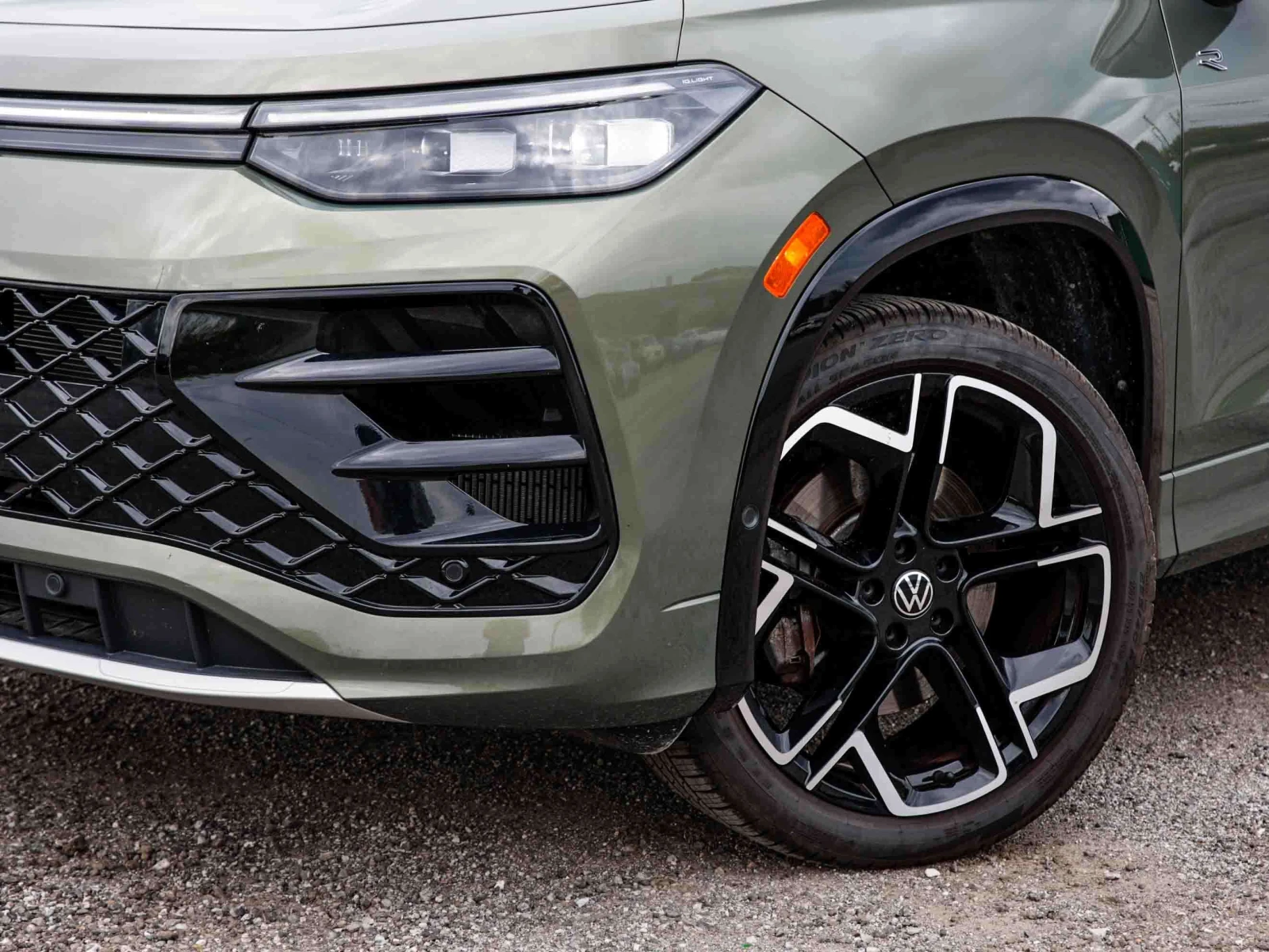 VW Tiguan Highline Turbo R-Line / ПОДГРЕВ НА СЕДАЛКИ/ ВОЛАН , снимка 7 - Автомобили и джипове - 56155995