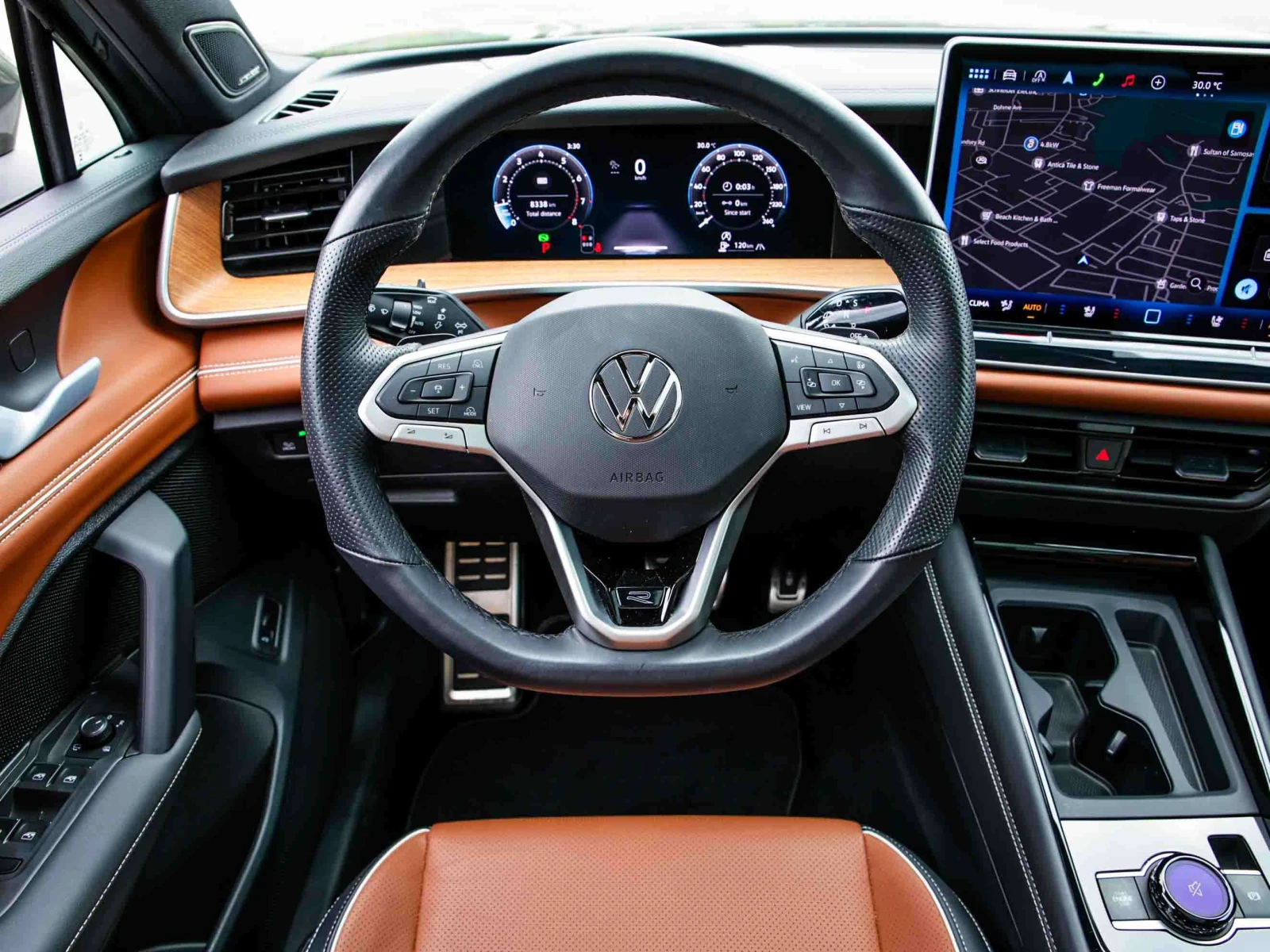 VW Tiguan Highline Turbo R-Line / ПОДГРЕВ НА СЕДАЛКИ/ ВОЛАН , снимка 11 - Автомобили и джипове - 56155995