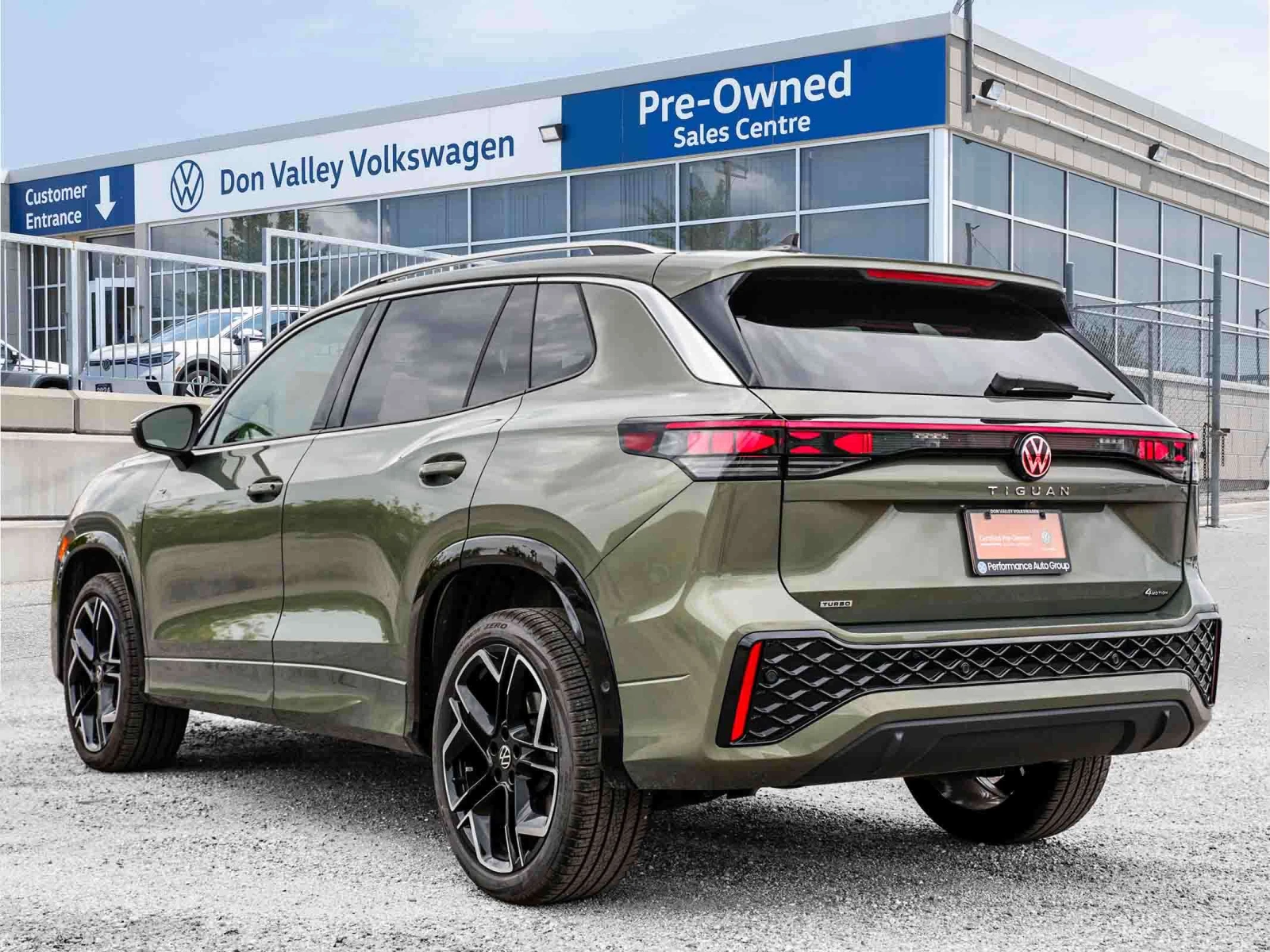 VW Tiguan Highline Turbo R-Line / ПОДГРЕВ НА СЕДАЛКИ/ ВОЛАН , снимка 3 - Автомобили и джипове - 56155995