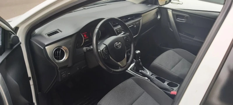 Toyota Auris 2.0 D4d 124hp, снимка 6 - Автомобили и джипове - 47821124