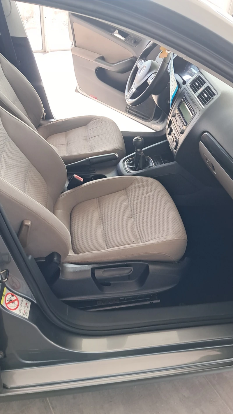 VW Jetta 1.6, снимка 7 - Автомобили и джипове - 52222693