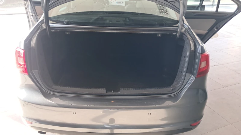 VW Jetta 1.6, снимка 10 - Автомобили и джипове - 52222693