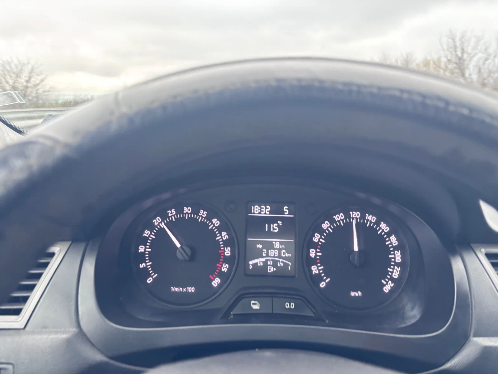 Skoda Rapid 1.6 , снимка 6 - Автомобили и джипове - 54422627