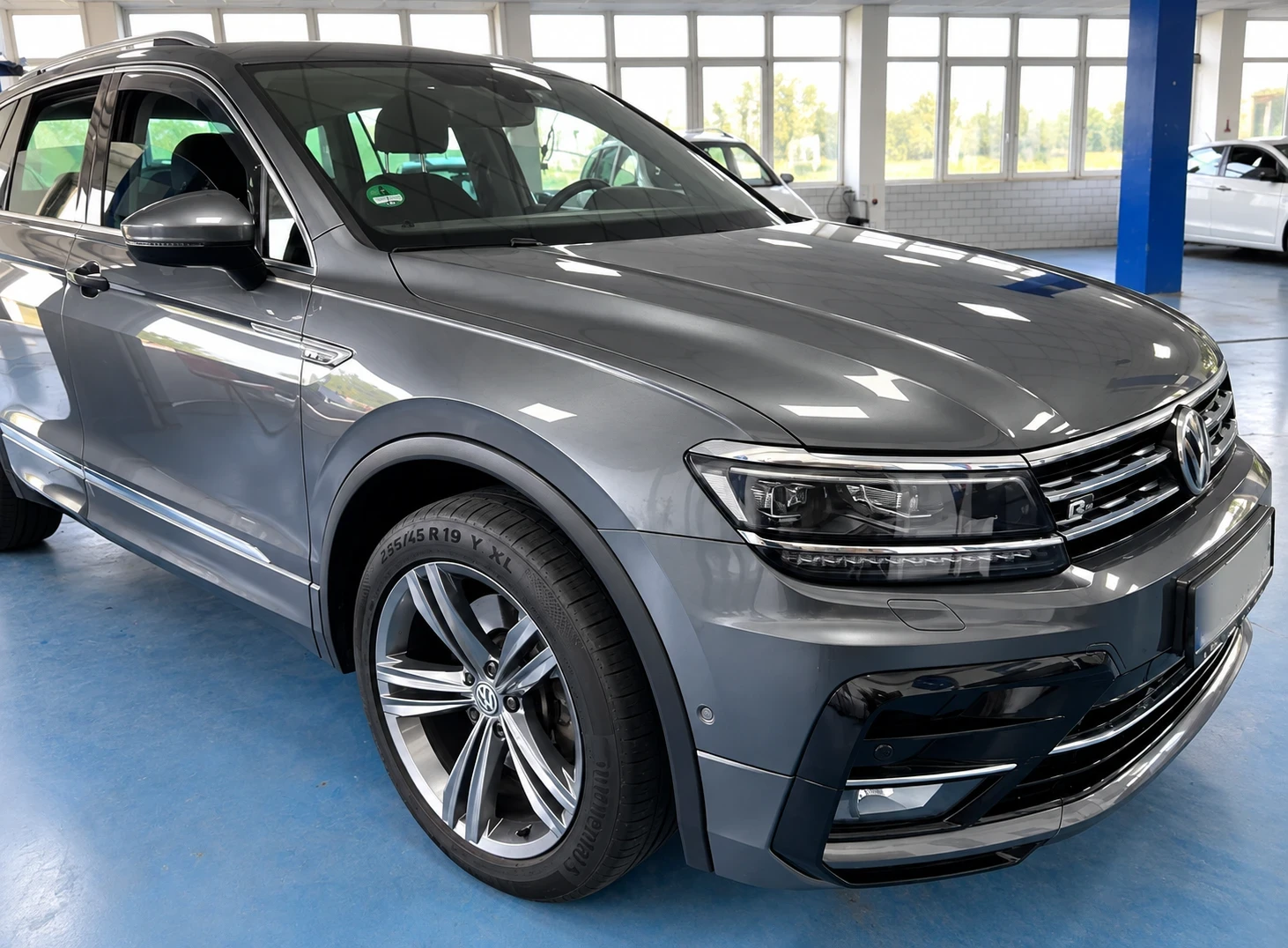 VW Tiguan BiTDI 240| R-LINE| 4MOTION| DSG | DCC | HUD | 360 , снимка 2 - Автомобили и джипове - 55898279