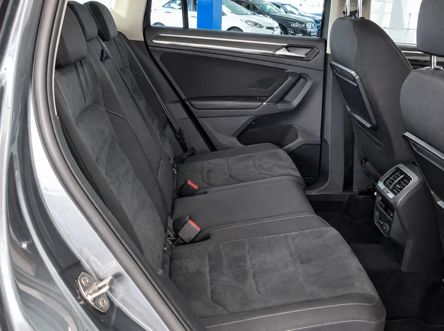 VW Tiguan BiTDI 240| R-LINE| 4MOTION| DSG | DCC | HUD | 360 , снимка 7 - Автомобили и джипове - 55898279