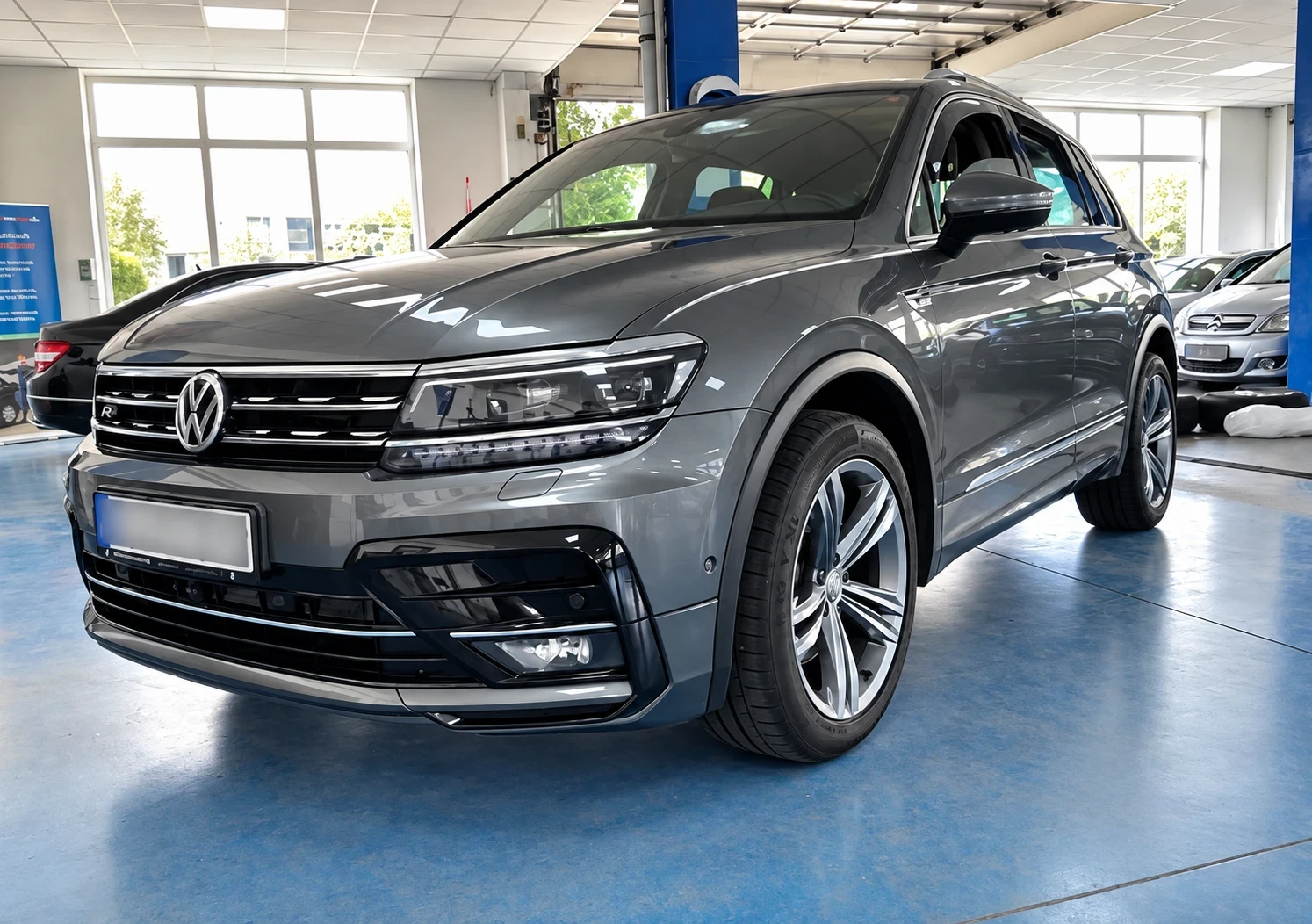 VW Tiguan BiTDI 240| R-LINE| 4MOTION| DSG | DCC | HUD | 360 , снимка 4 - Автомобили и джипове - 55898279