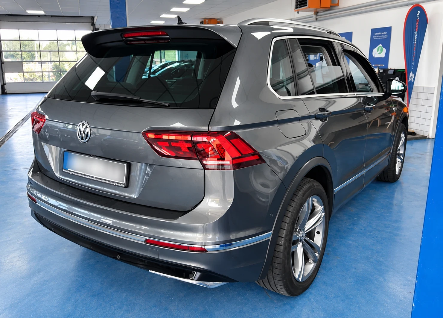 VW Tiguan BiTDI 240| R-LINE| 4MOTION| DSG | DCC | HUD | 360 , снимка 3 - Автомобили и джипове - 55898279