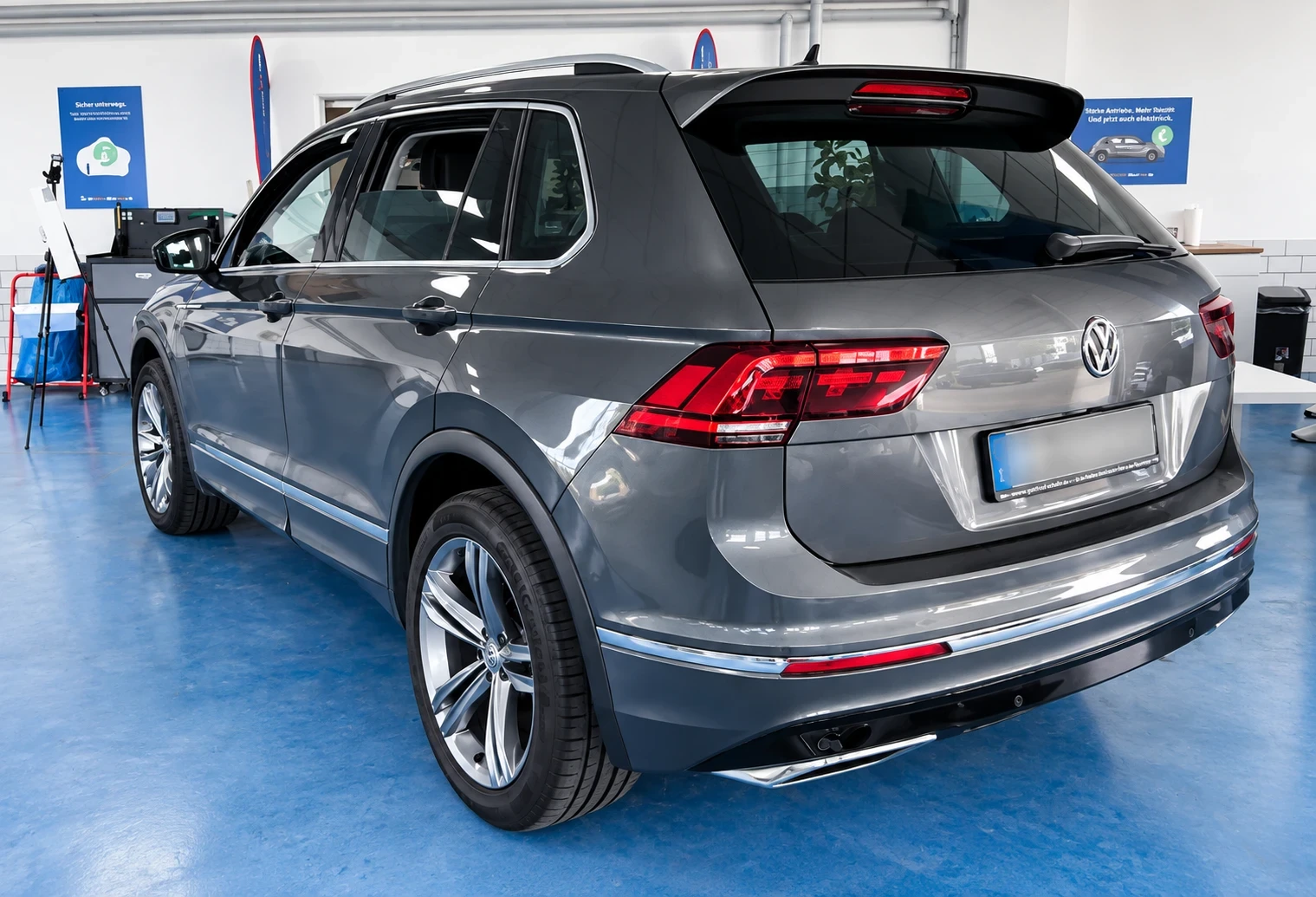 VW Tiguan BiTDI 240| R-LINE| 4MOTION| DSG | DCC | HUD | 360 , снимка 5 - Автомобили и джипове - 55898279