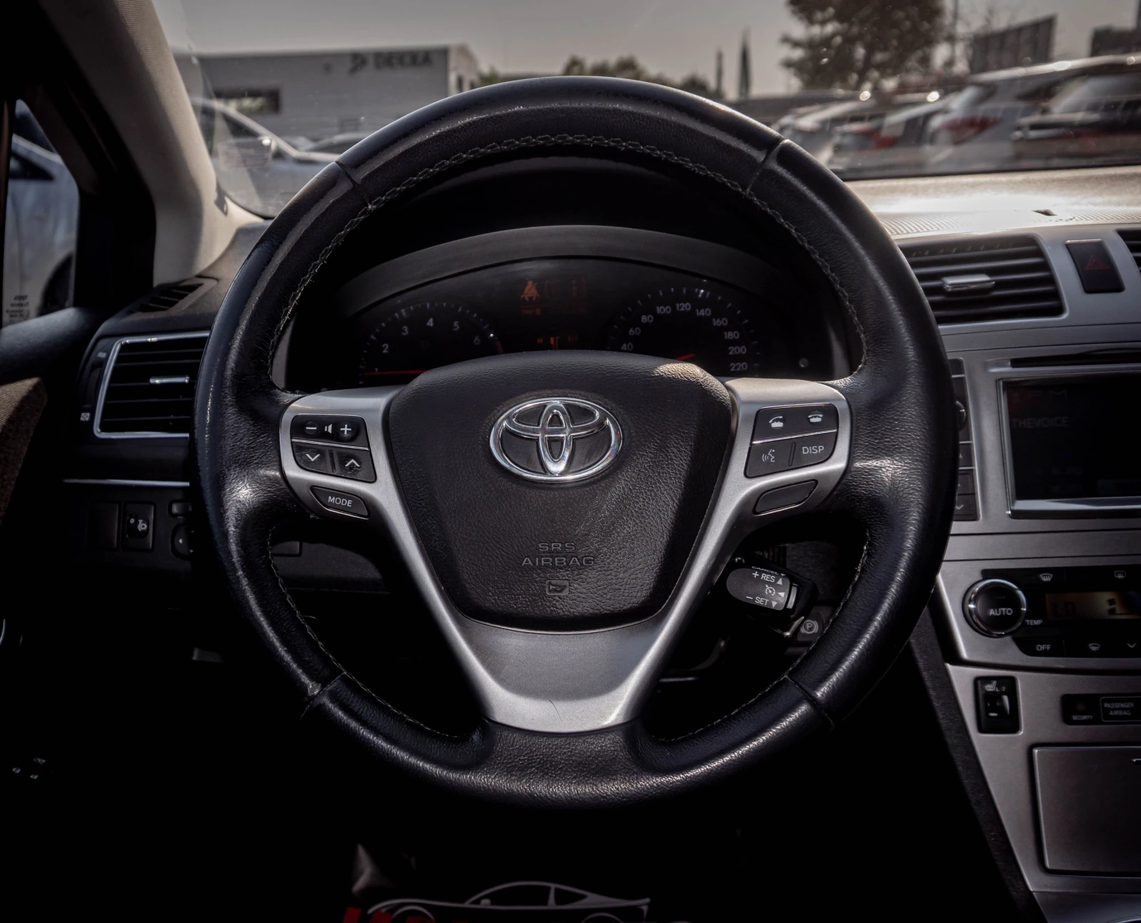 Toyota Avensis 1.8 бензин ТОП! Регистрирана и обслужена, снимка 9 - Автомобили и джипове - 56015579