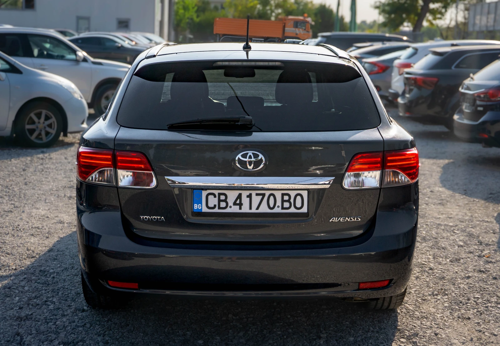 Toyota Avensis 1.8 бензин ТОП! Регистрирана и обслужена, снимка 5 - Автомобили и джипове - 56015579