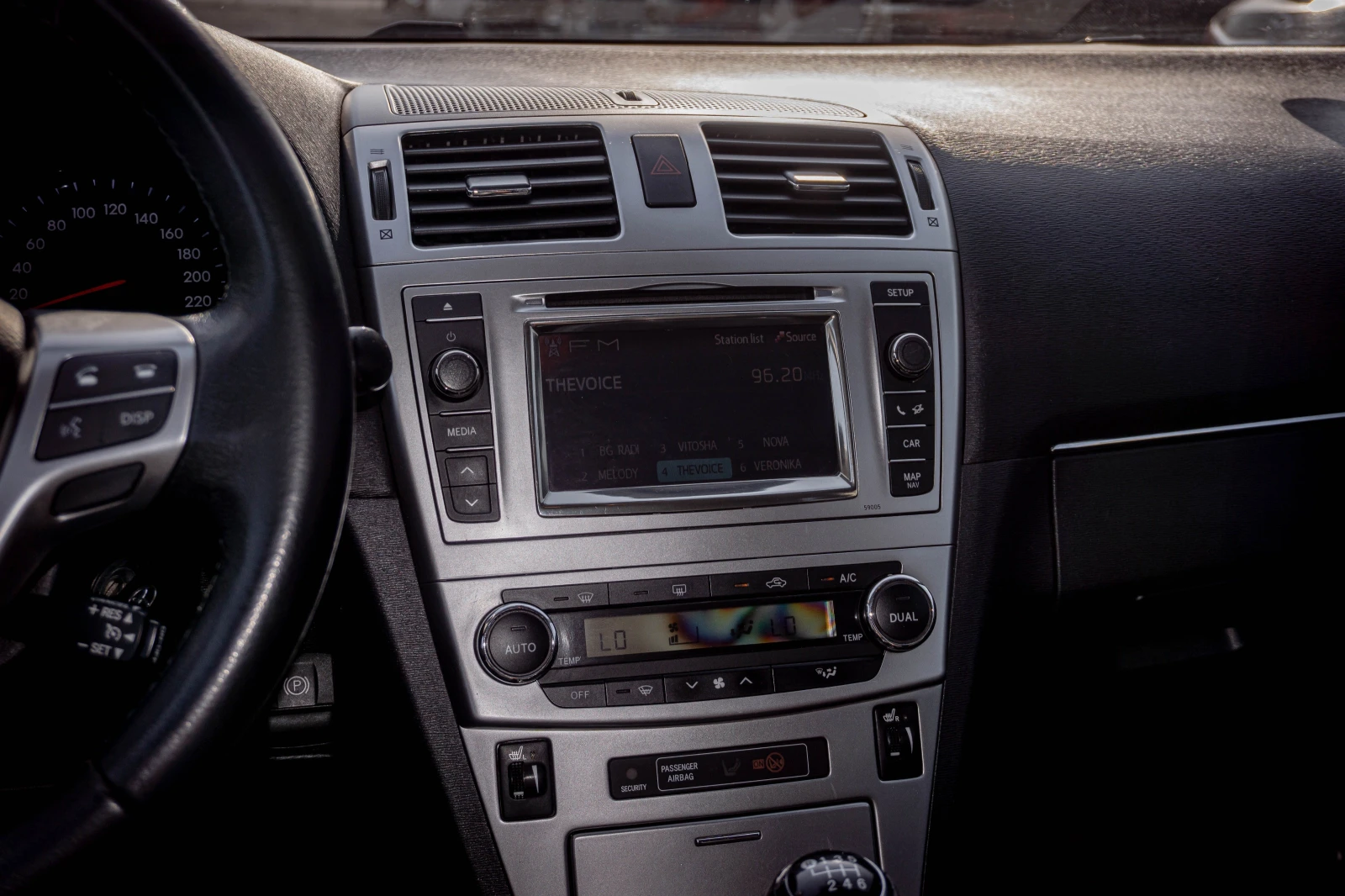 Toyota Avensis 1.8 бензин ТОП! Регистрирана и обслужена, снимка 10 - Автомобили и джипове - 56015579