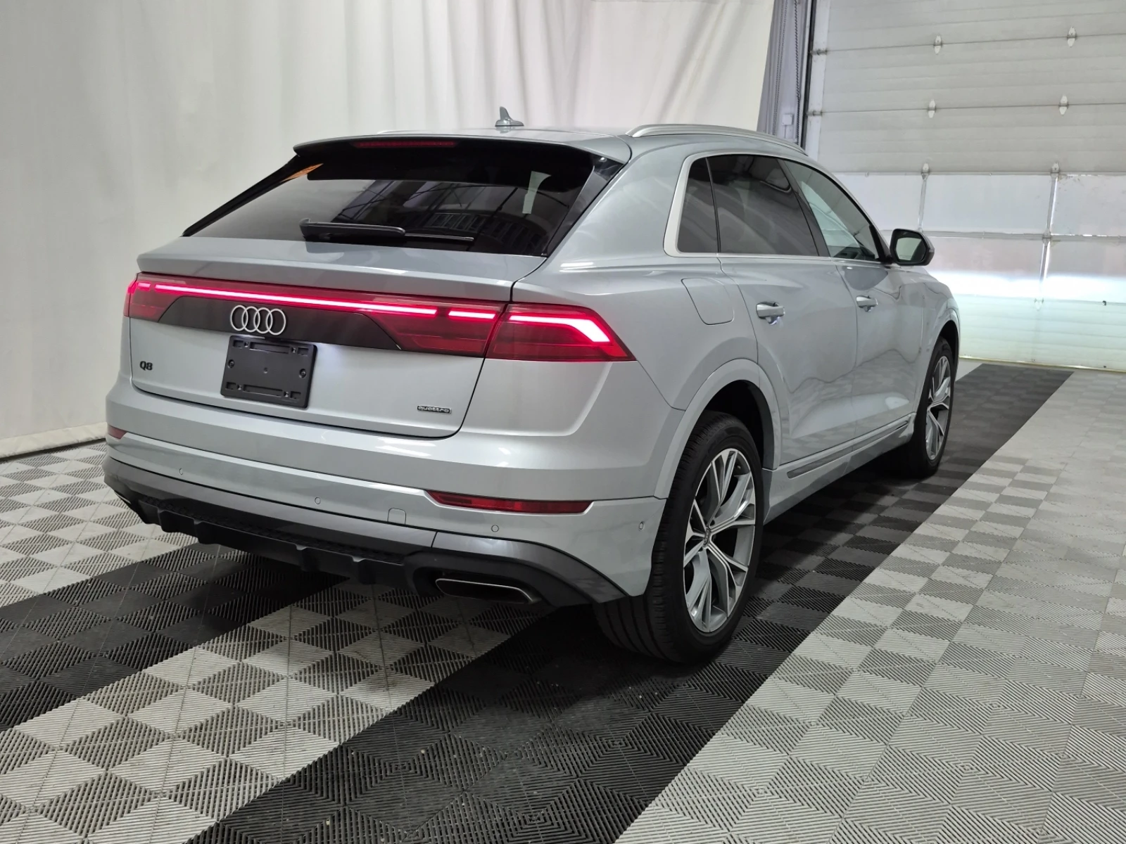 Audi Q8 Progressiv 55 TFSI quattro, снимка 4 - Автомобили и джипове - 54427433