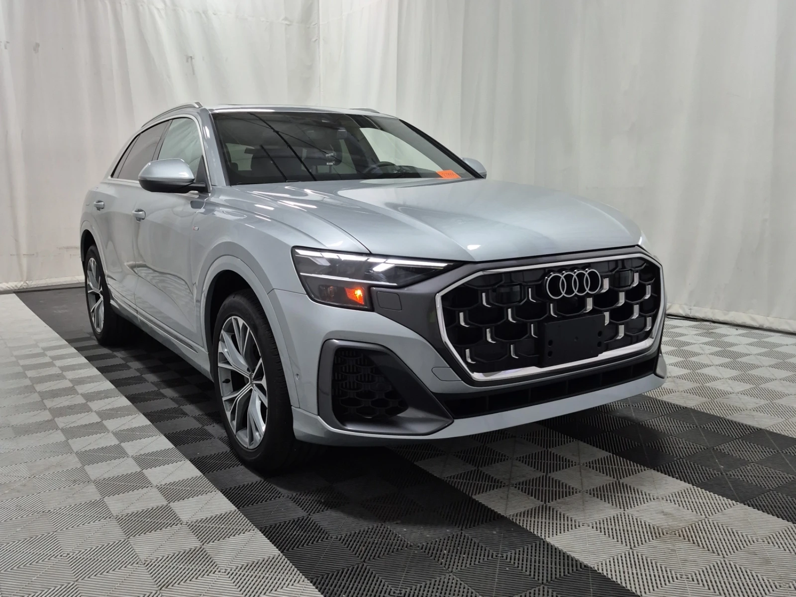 Audi Q8 Progressiv 55 TFSI quattro, снимка 2 - Автомобили и джипове - 54427433