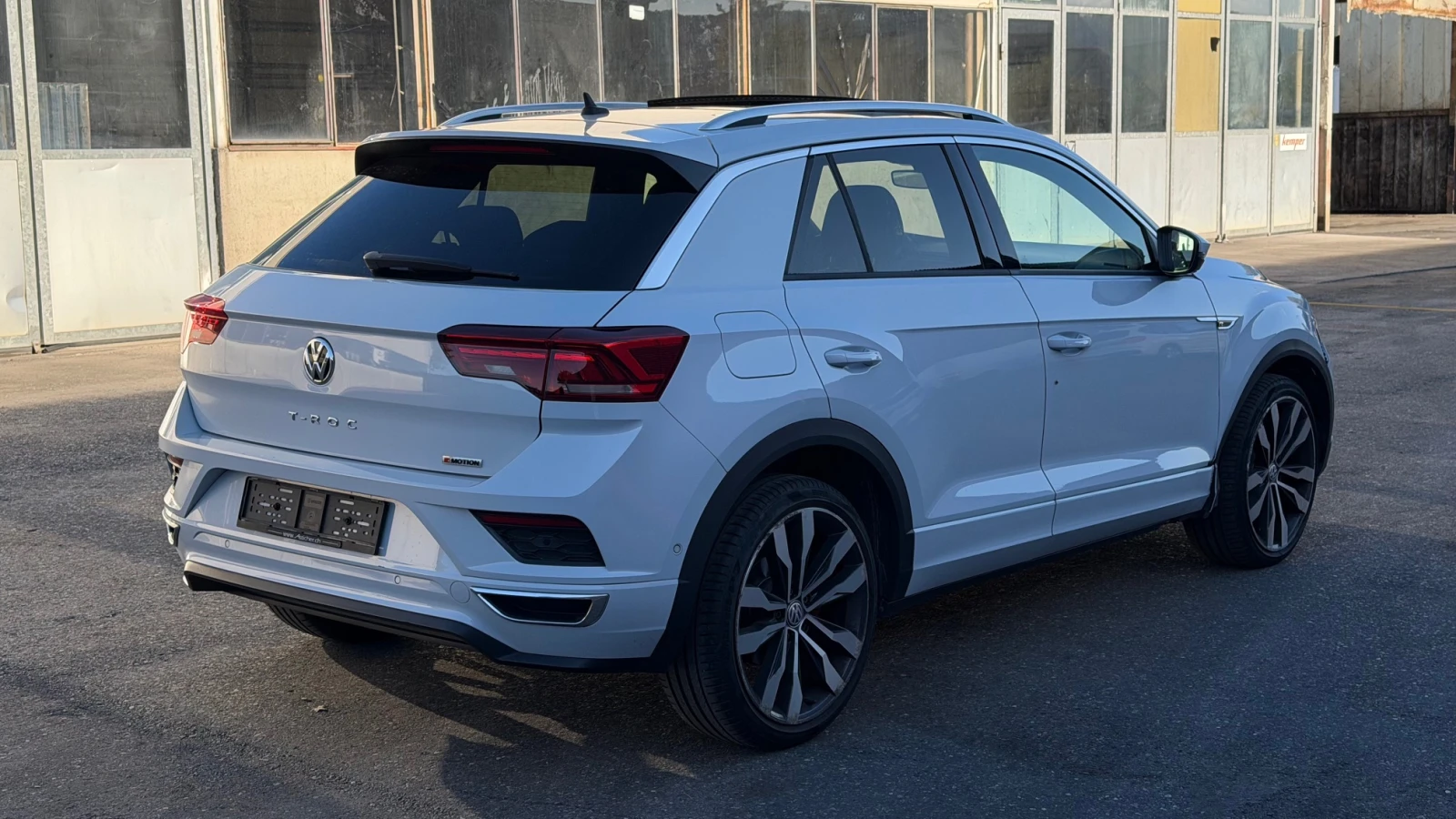 VW T-Roc  2.0 TSI R-Line 4Motion, снимка 2 - Автомобили и джипове - 56748517