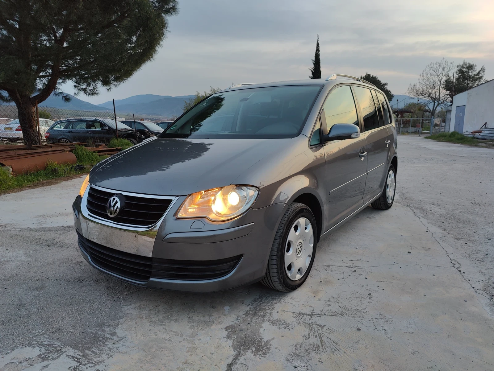 VW Touran 2.0TDI 140к.с 7-местен + зимни гуми