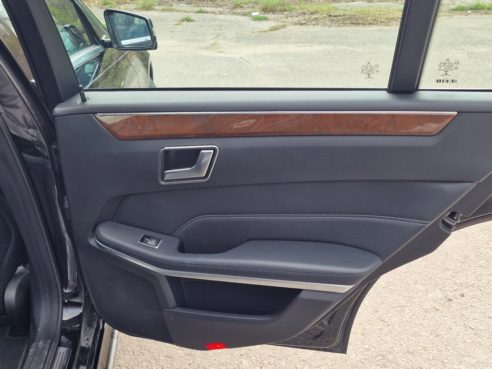 Mercedes-Benz E 350 4matic, снимка 11 - Автомобили и джипове - 55408358