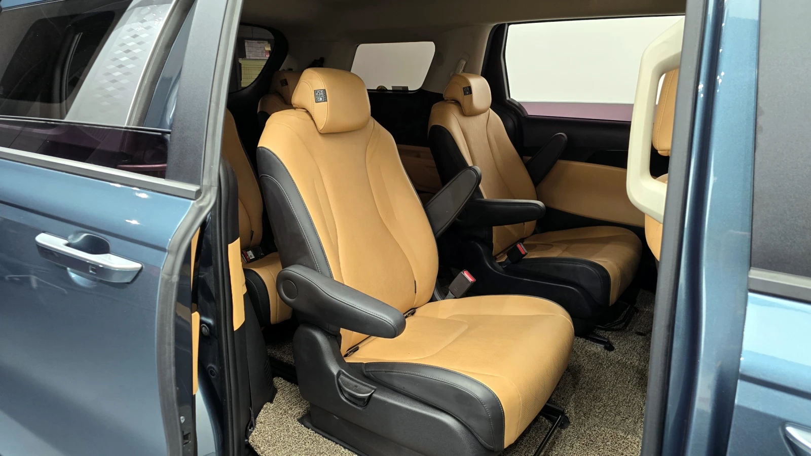 Kia Carnival 2.2* BLIND SPOT* ПОДГРЕВ ВОЛАН* КРАЙНА ЦЕНА, снимка 11 - Автомобили и джипове - 55463043