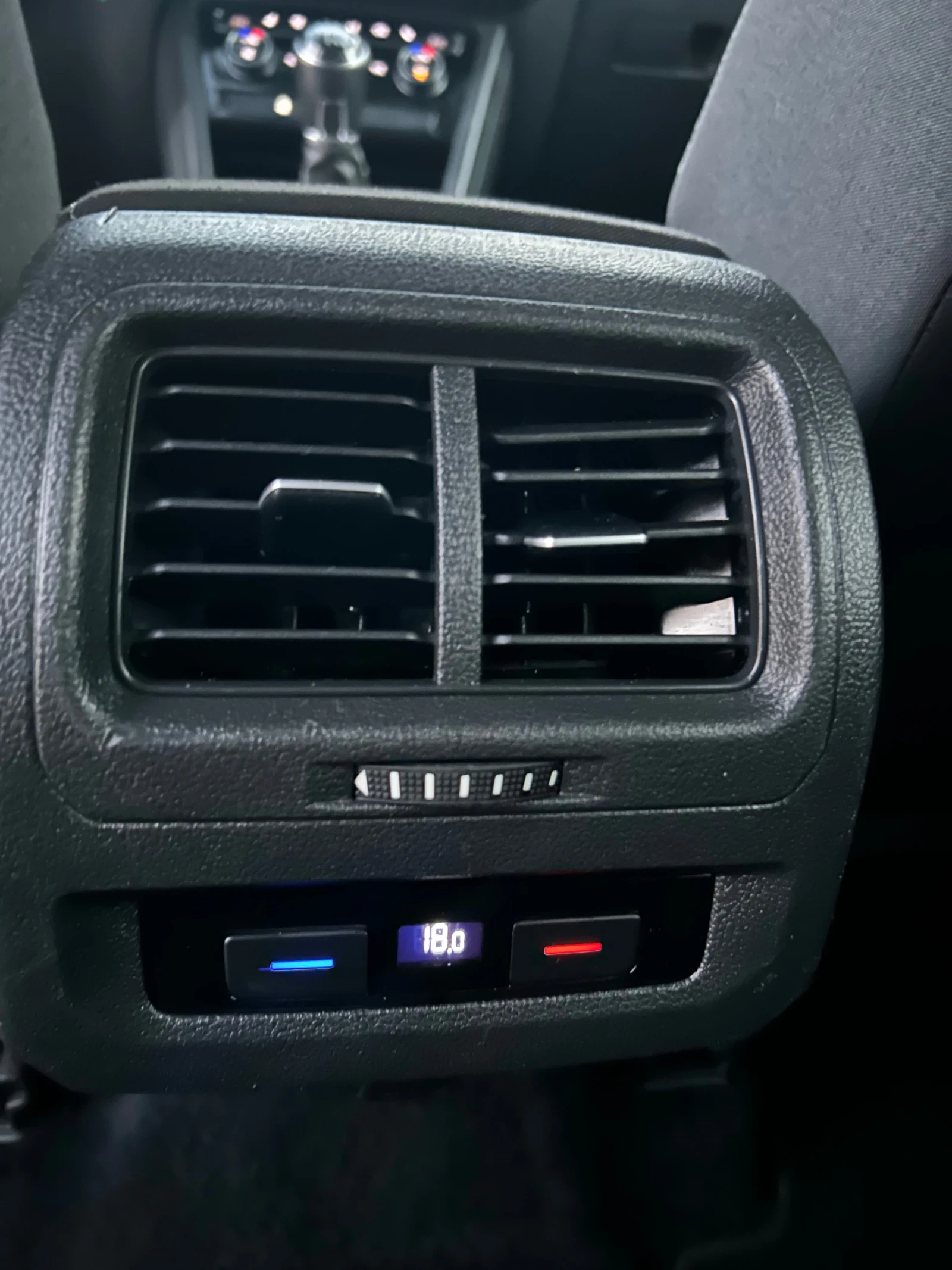 VW Touran 2.0/TDI/7 места, снимка 11 - Автомобили и джипове - 55683790