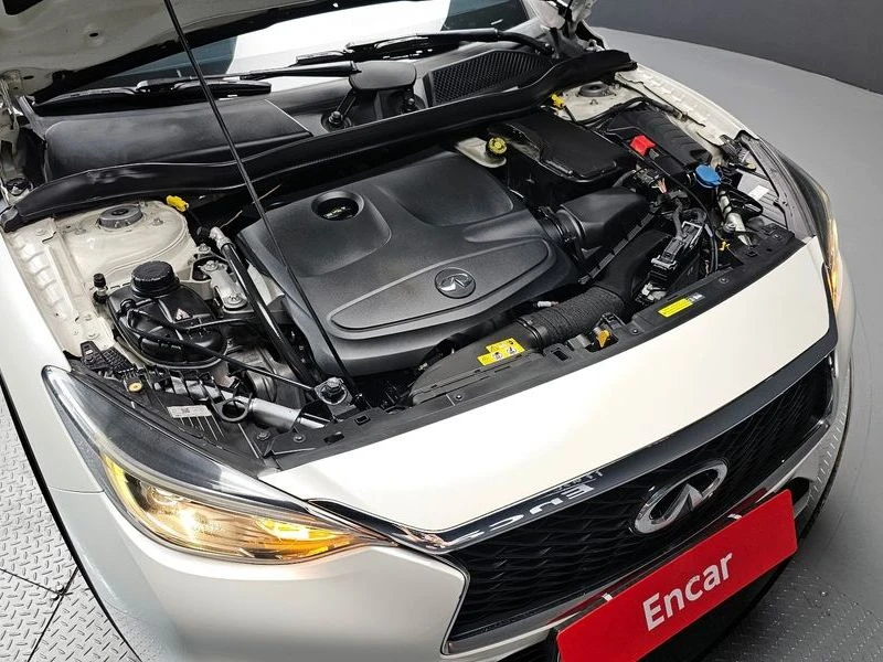 Infiniti Q30 2.0 Automatic, снимка 17 - Автомобили и джипове - 55597633