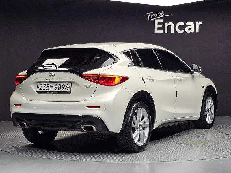 Infiniti Q30 2.0 Automatic, снимка 3 - Автомобили и джипове - 55597633