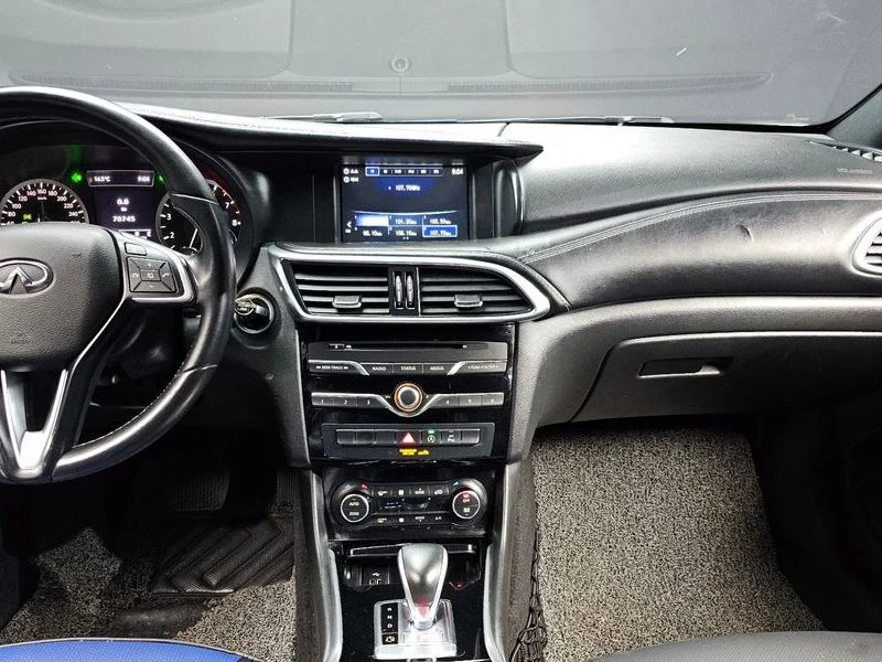 Infiniti Q30 2.0 Automatic, снимка 9 - Автомобили и джипове - 55597633