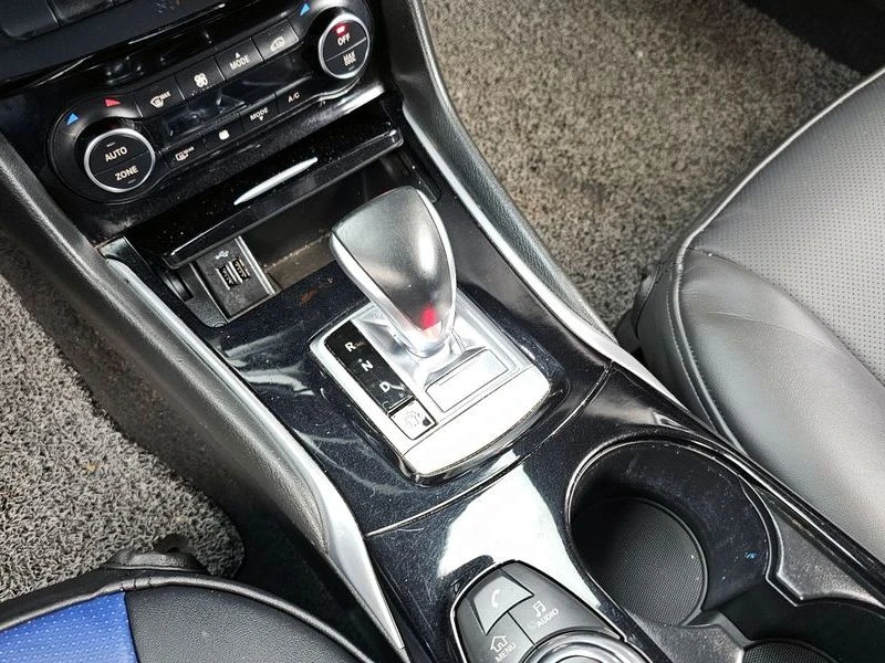 Infiniti Q30 2.0 Automatic, снимка 11 - Автомобили и джипове - 55597633